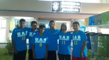 Entrega de Uniformes a equipo de Basketball